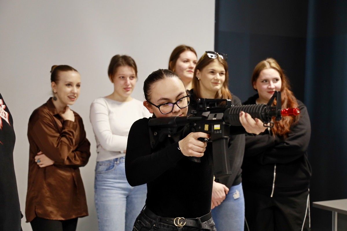 Na zdjęciu uczniowie klas maturalnych podczas odwiedzin nowego budynku PANS