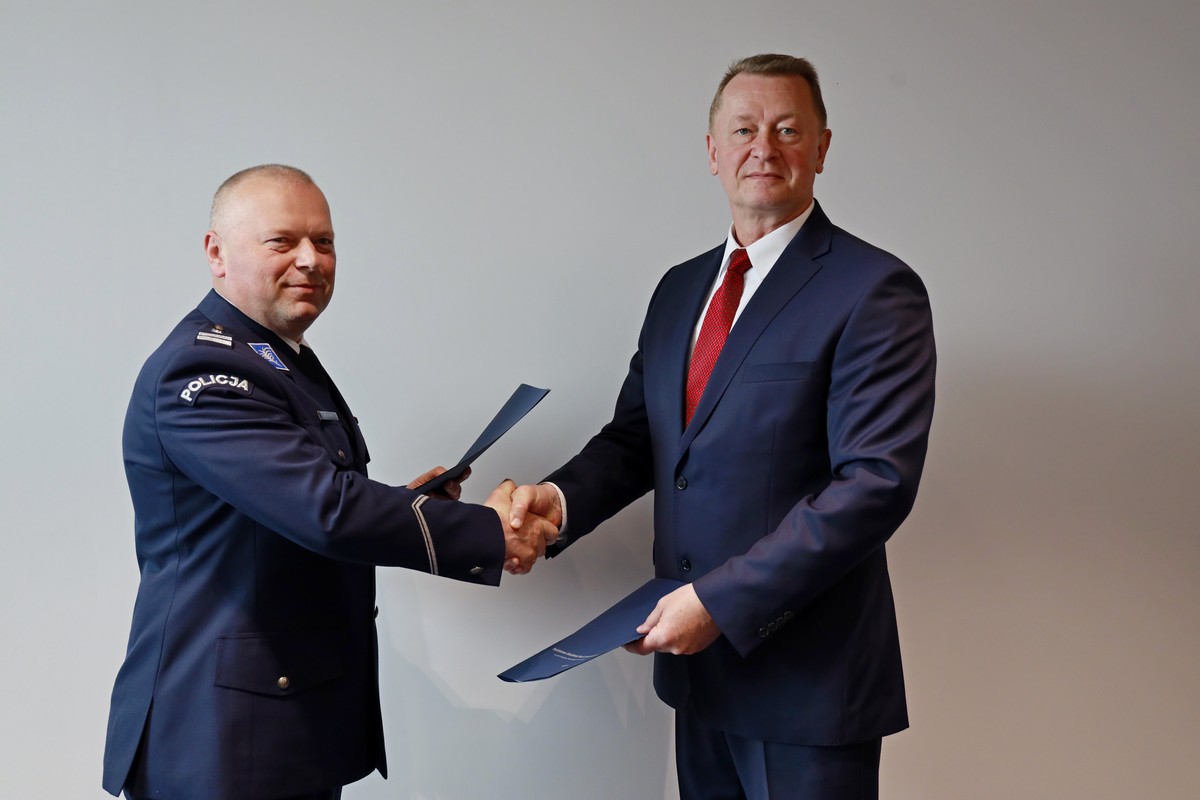na zdjęciu od lewej, Komendant Miejski Policji w Tarnobrzegu mł. insp. Rajmund Murek oraz JM Rektor PANS dr hab. Paweł Maciaszczyk, prof. ucz.