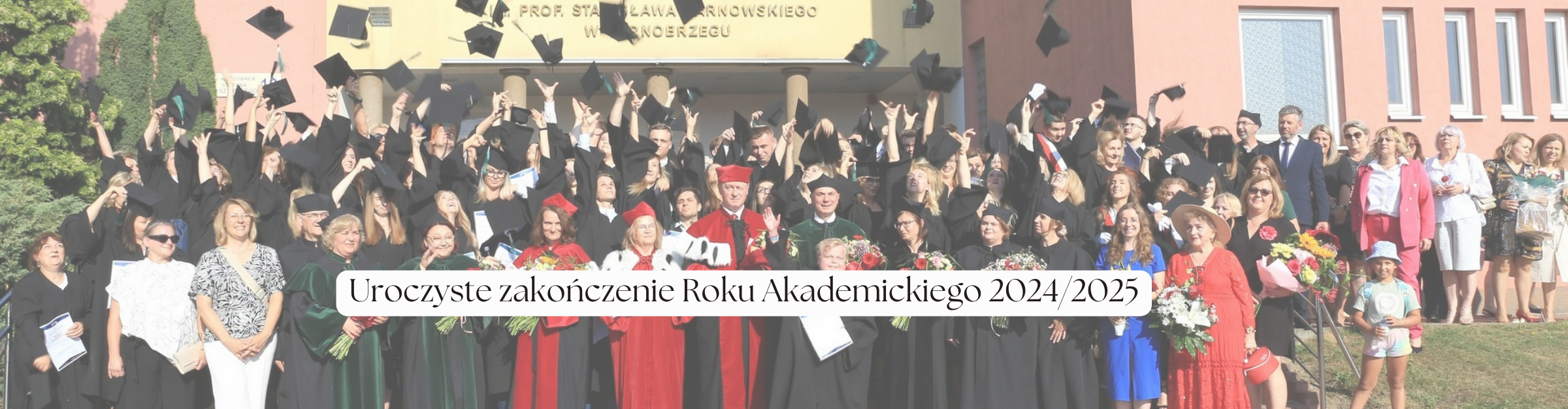 zdjęcie przedstawia uroczyste podrzucenie biretów przez absolwentów uczelni
